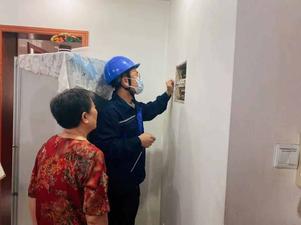 马家店社区联合江苏电无忧为空巢老人排除用电安全隐患