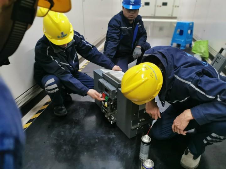 披星戴月赴消缺  消除隐患展新颜